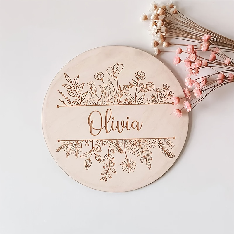 Home Decor For Wedding - パーソナライズされた花柄彫刻名札、カスタムラウンド木製サイン、家の壁飾り、意味のある贈り物