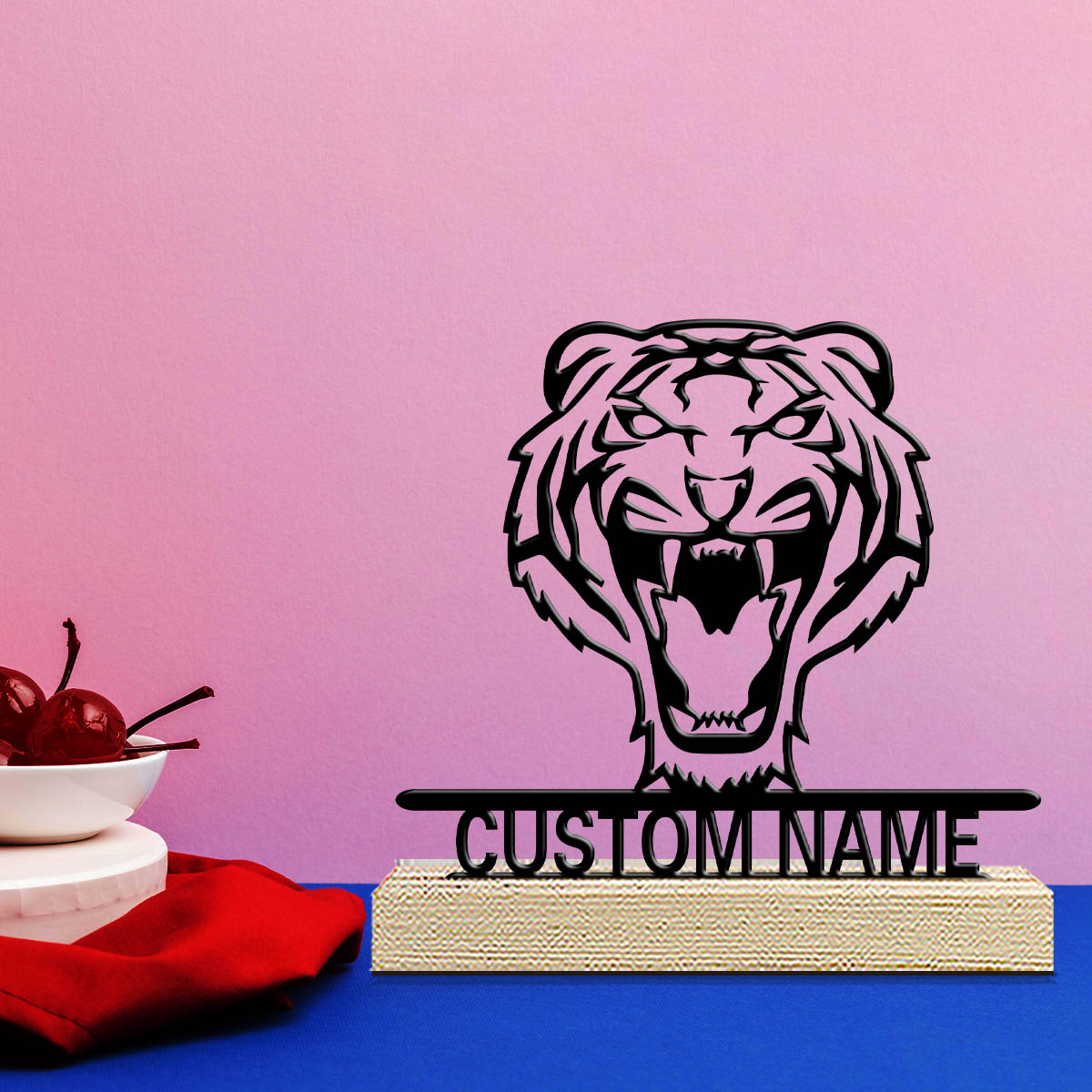 Home Decor Names - 1個入り デスクトップメタルオーナメント カスタムネーム 木製ベース付き ホーム＆オフィス装飾 クリスマスギフト