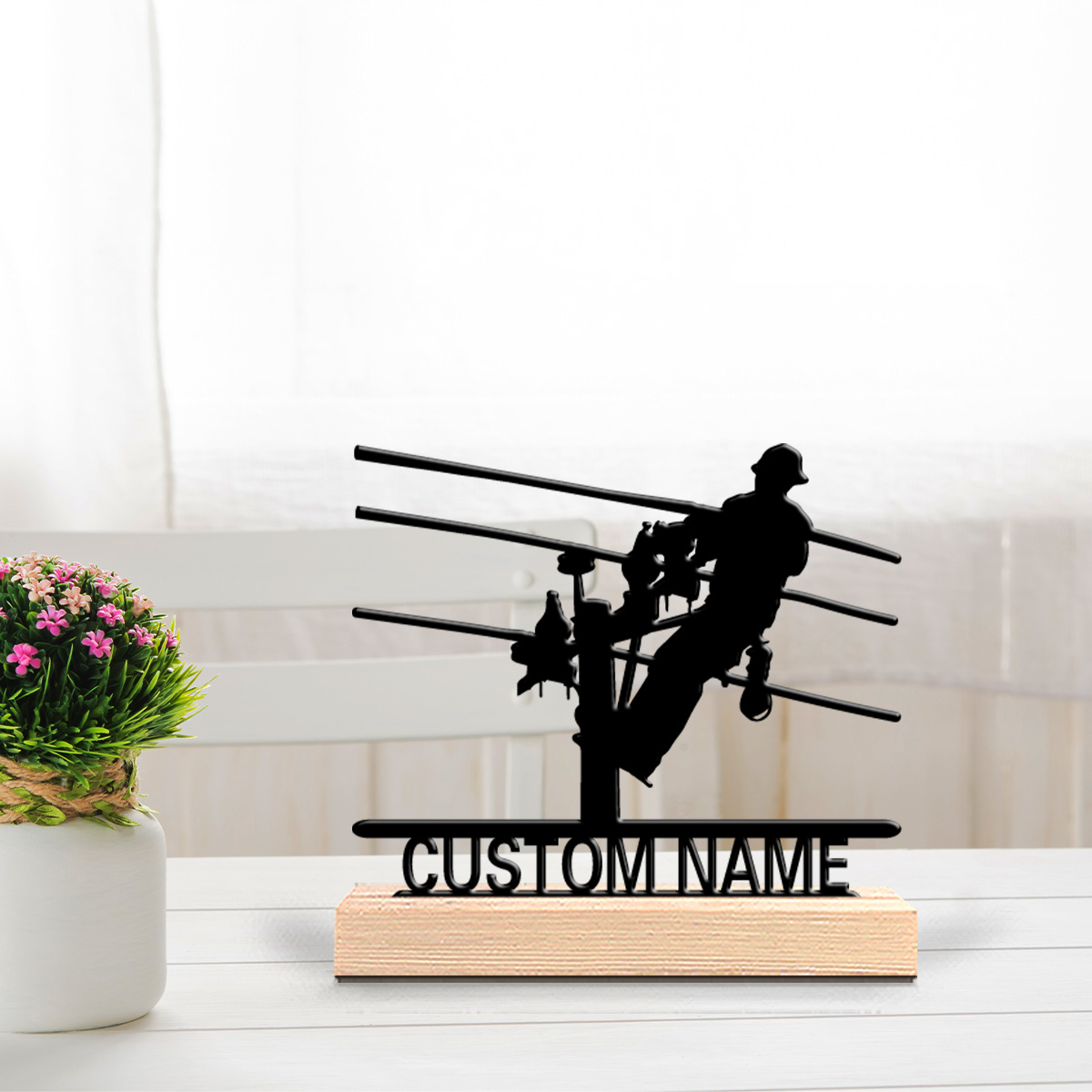Home Decor For Wedding - 1個入り スタイリッシュなカスタムメイド電気技師金属像 モダンな木製ベースの装飾品 オフィスやリビングルームに 自然をイメージしたデザイン