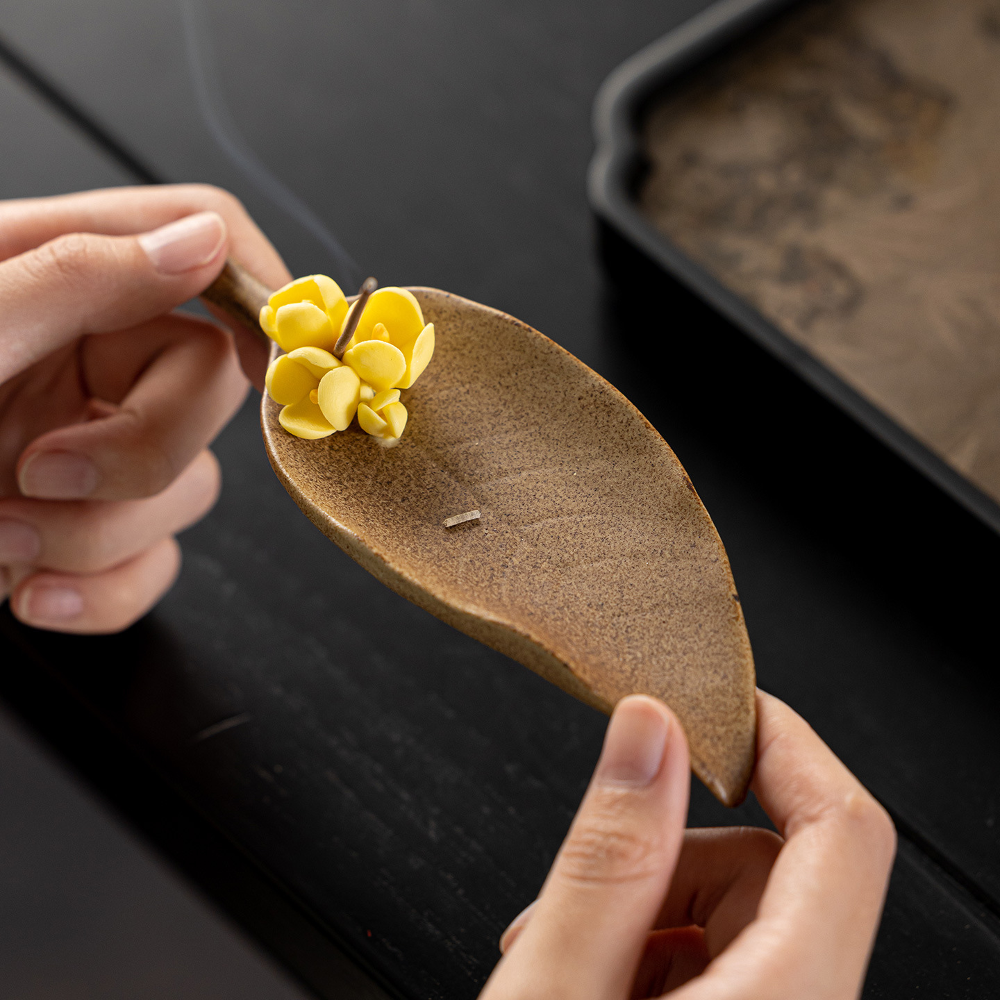 侘び寂びセラミックイチョウの葉香炉、手作りキンモクセイの棒状 - Incense Stick Holder のレビューと価格