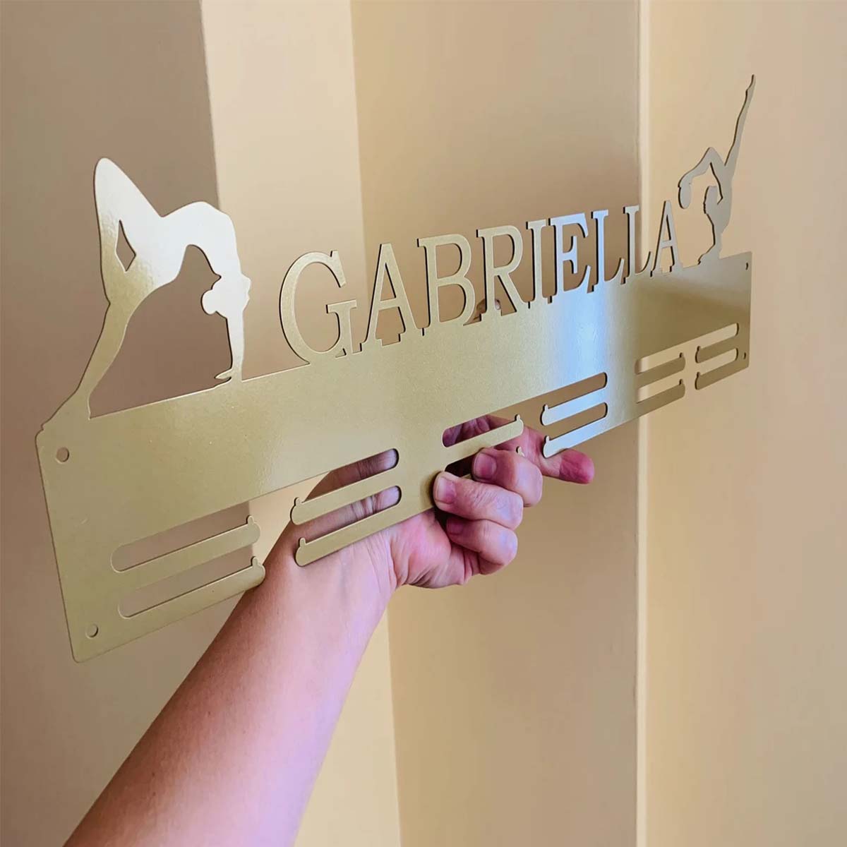 カスタムマラソンスポーツメタルメダルディスプレイラック、バレ - Home Decor For Wedding のレビューと価格