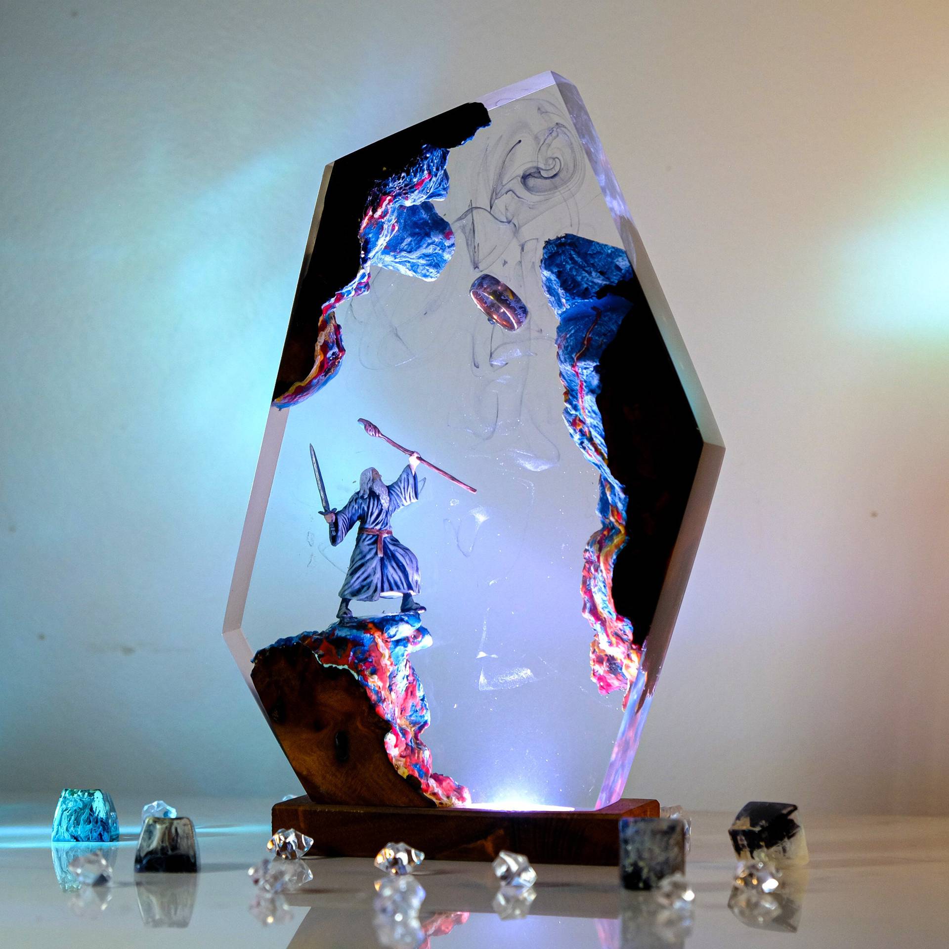 映画シーンフィギュアテーブル樹脂ランプマジックリングカラフル - Home Decor For Wedding のレビューと価格